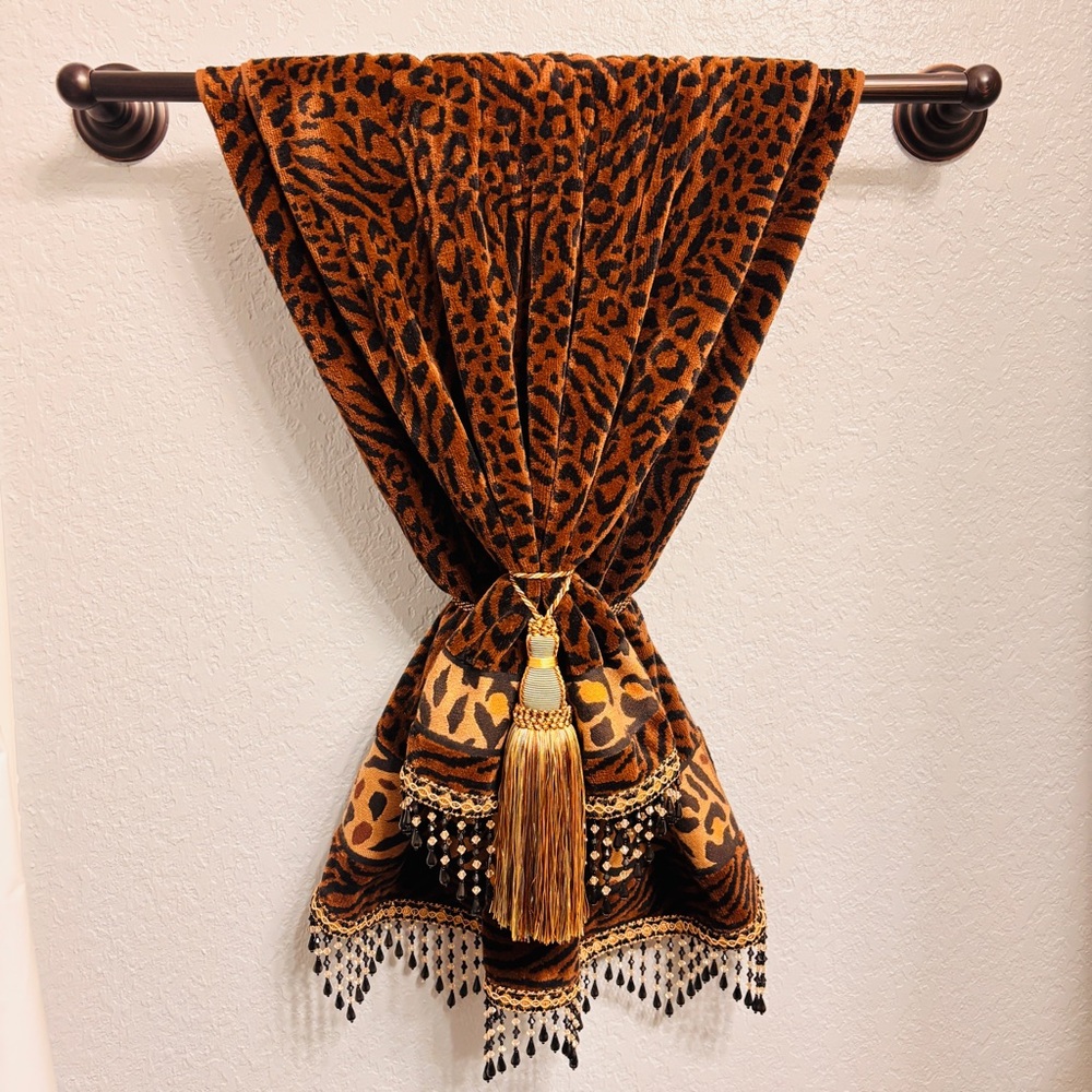 Towels Set Leopard Print set and tassels.
Decorate any room.